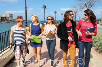 Estudiantes practicando inglés después de clase cerca de St Julians Bay, Malta