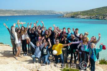Un grupo de estudiantes en una excursión a Comino, Malta