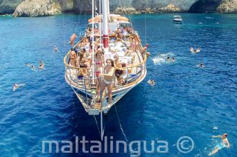 Estudiantes de inglés en un viaje en barco en Malta preparándose para saltar al mar