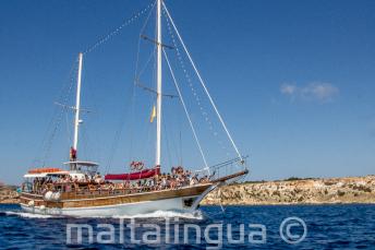 Nuestro barco de Maltalingua de camino a Comino