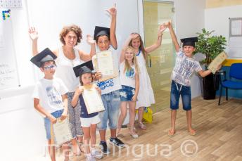 Niños con sus certificados del curso de inglés