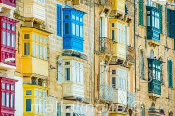 Muchos balcones coloridos malteses