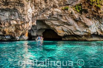 Aguas turquesas en Blue Grotto, Malta.