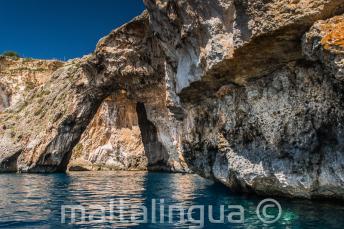 Un arco en el mar en Blue Grotto, Malta