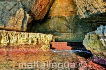 Colores brillantes en el agua de Blue Grotto