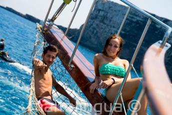 2 estudiantes relajándose en la cubierta del barco en Comino en Malta.