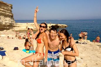 3 estudiantes de lla escuela de lengua en un aexcursión a St Peters Pool, Malta