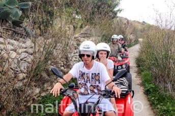 Estudiantes en un tour en quad por Gozo