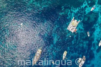 Foto aérea de los barcos en Crystal Bay, Comino