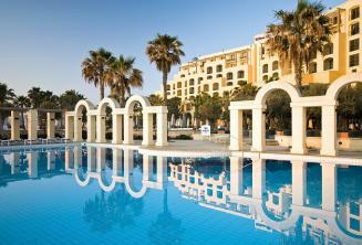 La piscina exterior del Hilton en St Julians, Malta