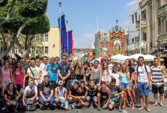 Jóvenes estudiantes de la lescuela en las fiestas de Malta