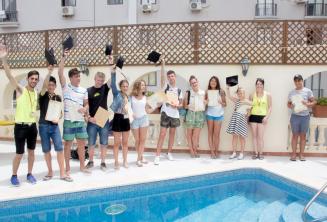 Jóvenes estudiantes de inglés reciben el certificado del curso