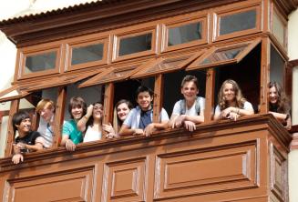 Estudiantes adolescentes en el balcón de la escuela