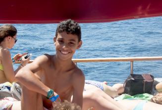 Un estudiante del programa de niños durante una excursión en barco