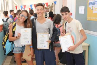 3 estudiantes con sus certificados tras haber completado el curso