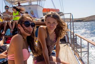 2 chicas adolescentes en un viaje en barco