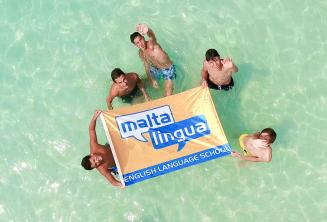 Jóvenes estudiantes en una excursión de la escuela a Blue Lagoon, Malta