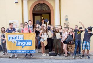 Foto de grupo de jóvenes estudiantes de lengua fuera de la escuela en Malta
