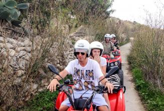 Estudiantes en un tour en quad por Gozo