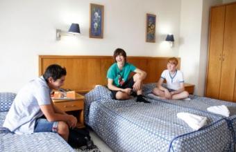 3 estudiantes adolescentes en una habitación de la residencia de la escuela