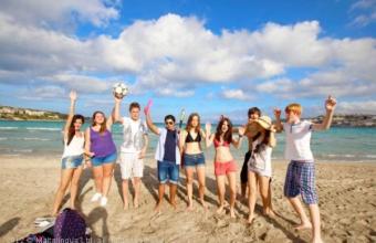 Jóvenes estudiantes en la playa