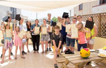 Un grupo de estudiantes de inglés habiendo completado su curso de inglés