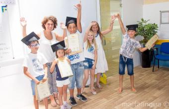 Niños con sus certificados del curso de inglés