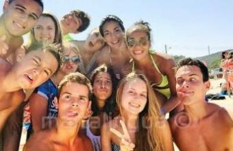 Estudiantes de la escuela de lengua en la playa poniendo caras divertidas