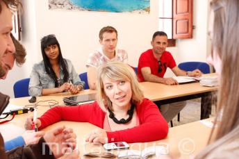 Un profesor de inglés imparte un curso de idiomas en nuestra escuela de Malta.