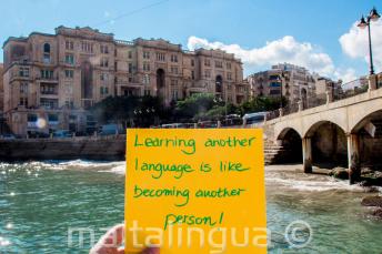 Aprender un nuevo idioma es como convertirse en otra persona. En Balluta Bay, St Julians