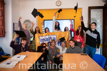 Estudiantes habiendo completado exitosamente el curso de inglés