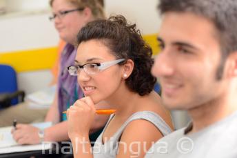 Una estudiante escuchando atentamente