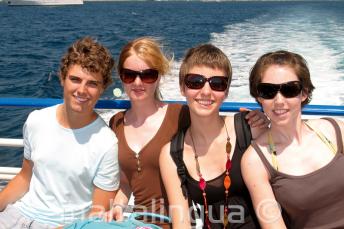 Una familia disfrutando del viaje en barco de la escuela de inglés