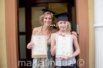 Una madre y su hijo habiendo completado el curso de inglés