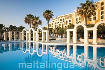 La piscina exterior del Hilton en St Julians, Malta