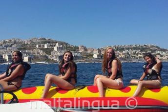 4 chicas en un paseo en el barco banana