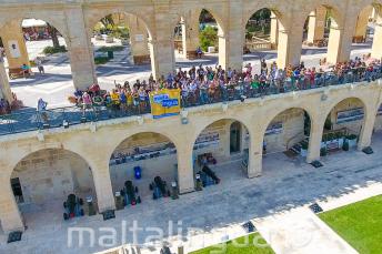Estudiantes de Maltalingua haciendo la ola desde el Upper Barrakka, Valletta