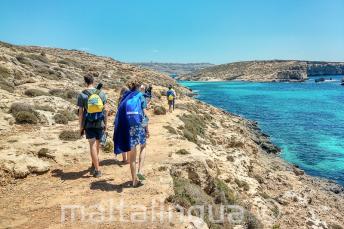 Estudiantes de inglés andando por Blue Lagoon