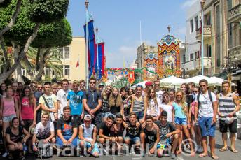 Jóvenes estudiantes de la lescuela en las fiestas de Malta