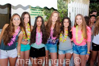 6 chicas yendo a la fiesta de bienvenida de la escuela