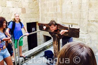 Un estudiante prubea una guillotina en Mdina