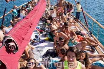 Estudiantes tomando el sol en el barco