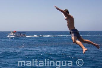 Un estudiante haciendo un salto de estrella desde el barco