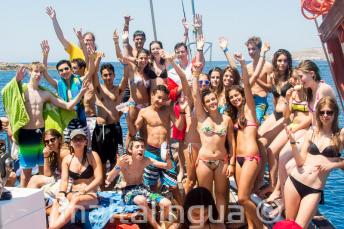 Grupo de estudiantes de lengua inglesa en un viaje en barco