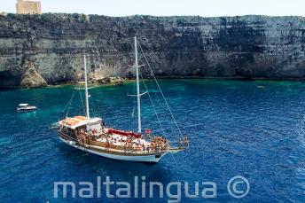 Viaje en barco de la escuela de lengua inglesa a Crystal Bay, Comino