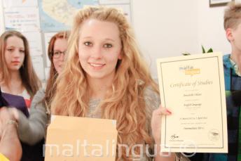 Joven estudiante de inglés con su certificado del curso de inglés