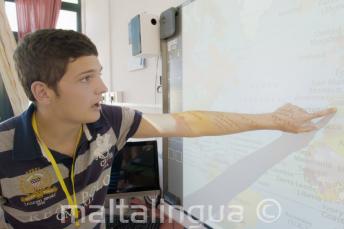 Estudiante señalando en un mapa en clase