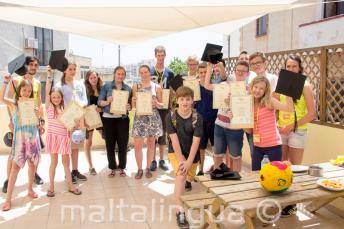 Un grupo de estudiantes de inglés habiendo completado su curso de inglés