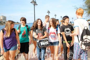 Jóvenes estudiantes andando juntos