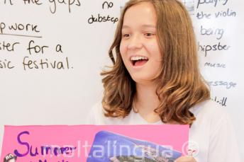 Un estudiante haciendo una presentación en inglés